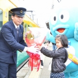 春のくろワン出発式：車掌さんに花束を渡して、出発です！（2013年3月31日）